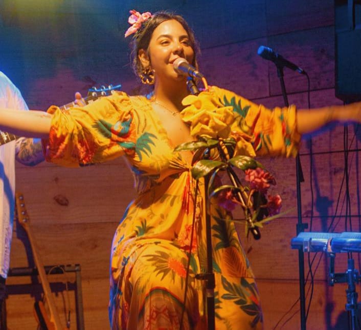 CANTORA E COMPOSITORA AMANDA LINHARES SE CONSOLIDA NA MÚSICA AUTORAL CATARINENSE