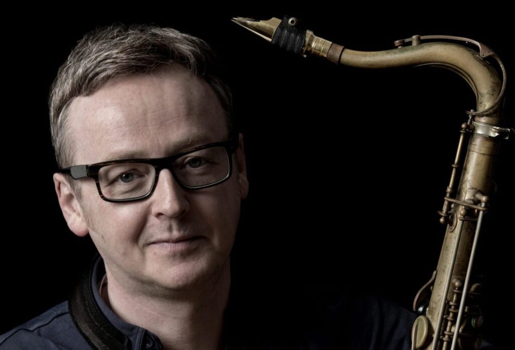 Festival em Joinville abre com estrela da música instrumental escocesa